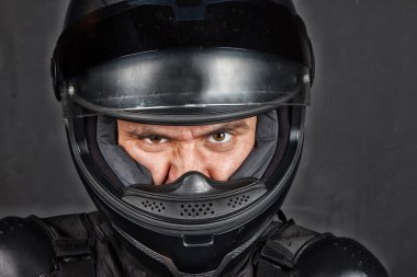 motosikletçi kaşlarını browes ile kask içinde