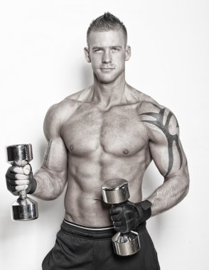 seksi biri dumbbells düzenliyor
