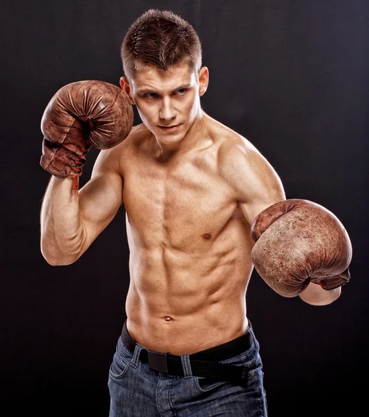 Bello ragazzo con vecchi guanti da boxe — Foto Stock