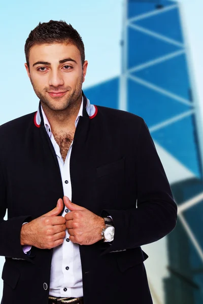 Bem parecido armênio homem está segurando para seu casaco — Fotografia de Stock