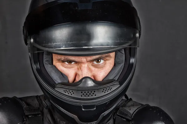 Motociclista en casco con browes fruncidos — Foto de Stock