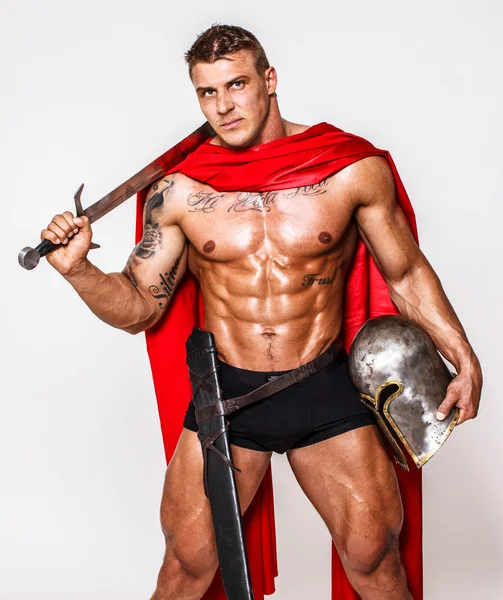 Enorme guerriero con spada, elmo e mantello — Foto Stock