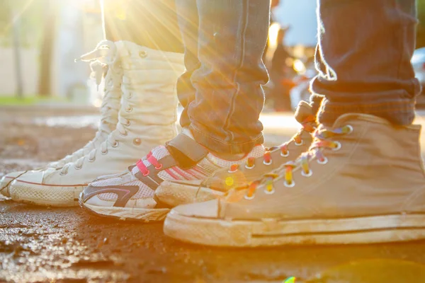 Три пары обуви на улице — стоковое фото