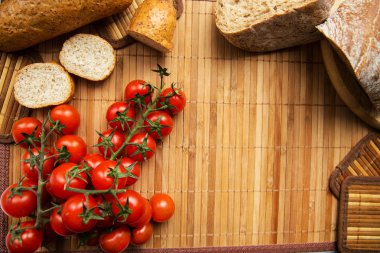 taze sebze ve bıçağı masanın üzerine