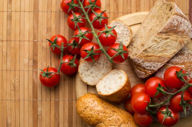 taze sebze ve bıçağı masanın üzerine