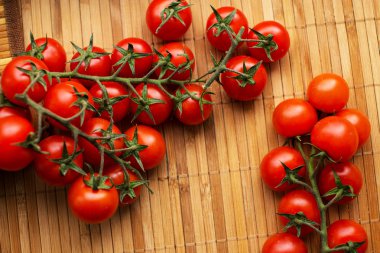 taze sebze ve bıçağı masanın üzerine