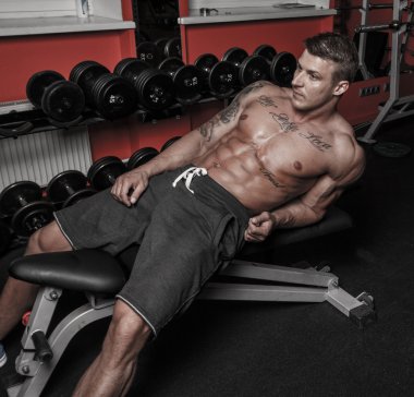 geri kalanı ile iyi görünümlü vücut seksi bir adam sahip