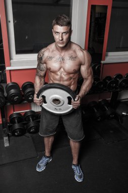 geri kalanı ile iyi görünümlü vücut seksi bir adam sahip