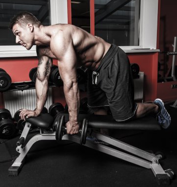 geri kalanı ile iyi görünümlü vücut seksi bir adam sahip