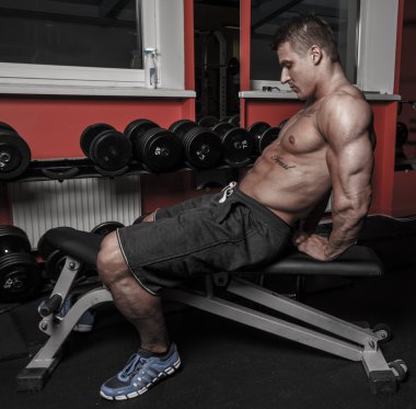 geri kalanı ile iyi görünümlü vücut seksi bir adam sahip