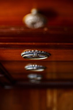 bir odada eski dolap