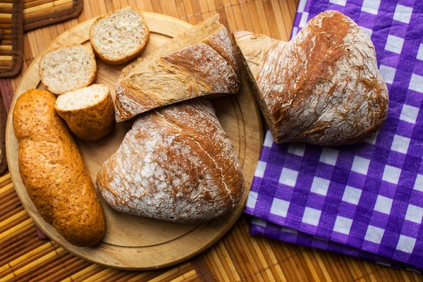 Verse groenten en mes op de tafel — Stockfoto