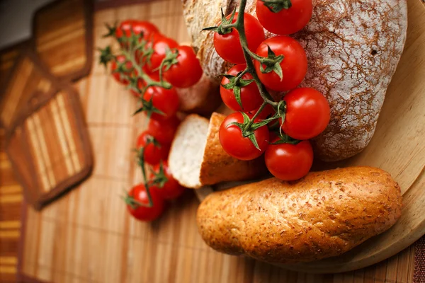 Tomates e pão — Fotografia de Stock