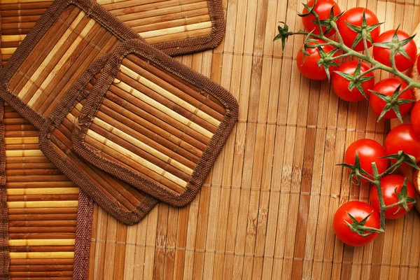 台所のテーブルの上のトマト — ストック写真