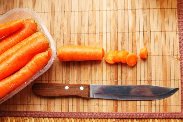 Jasny pomarańczowy marchew i nóż — Zdjęcie stockowe