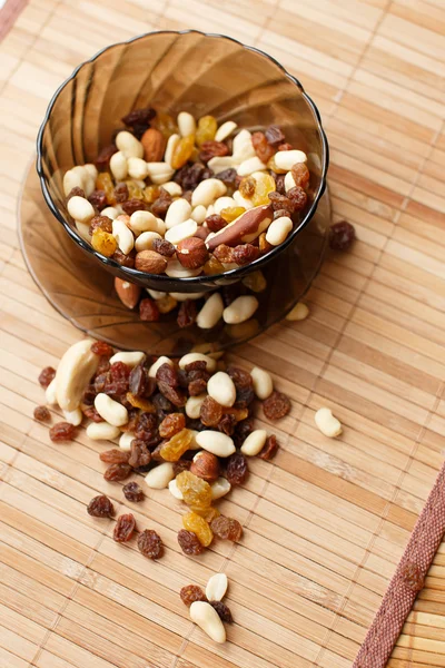 Leckere Mahlzeit aus Nüssen und Rosinen — Stockfoto