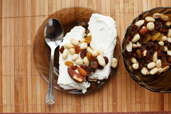 Ice cream and raisins — Stock Photo, Image