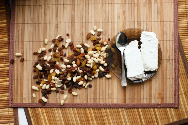 Jäätelön, pähkinöiden ja rusinoiden koostumus — kuvapankkivalokuva