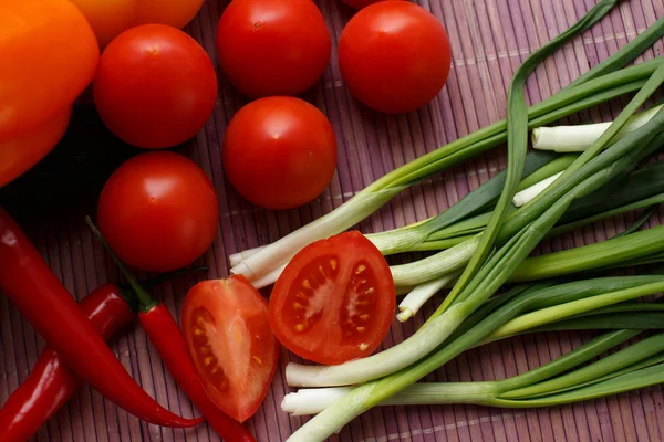 Fresh tomatoes and crunchy corn crackers — Stock Photo, Image