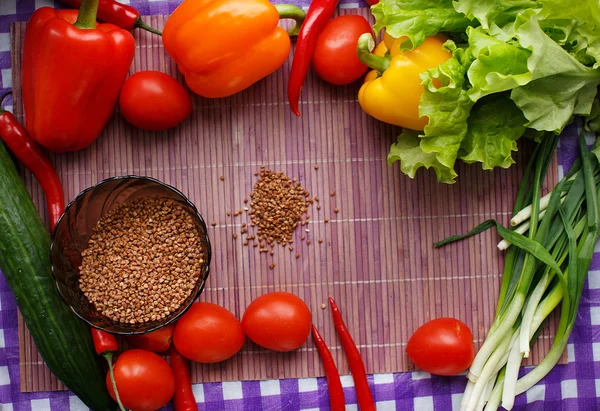 Frische Tomaten und knusprige Maiscracker — Stockfoto