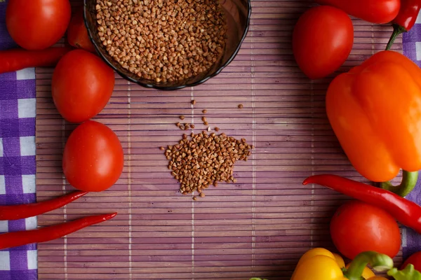 Verse tomaten en krokante maïs crackers — Stockfoto