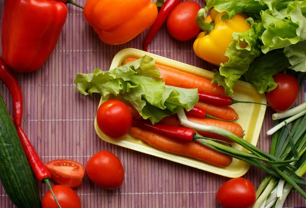 Frische Tomaten und knusprige Maiscracker — Stockfoto