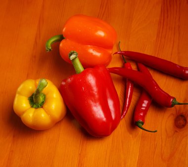 Sebzeler ahşap masada