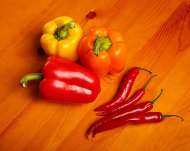 Sebzeler ahşap masada