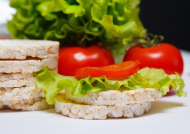 lezzetli ve iştah açıcı sandviç domates salatası ile