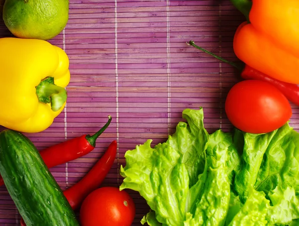 Schmackhaftes und helles Gemüse auf der hölzernen Serviette — Stockfoto