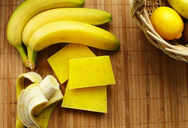 Gelbe Komposition aus Banane, Zitrone und Seife — Stockfoto