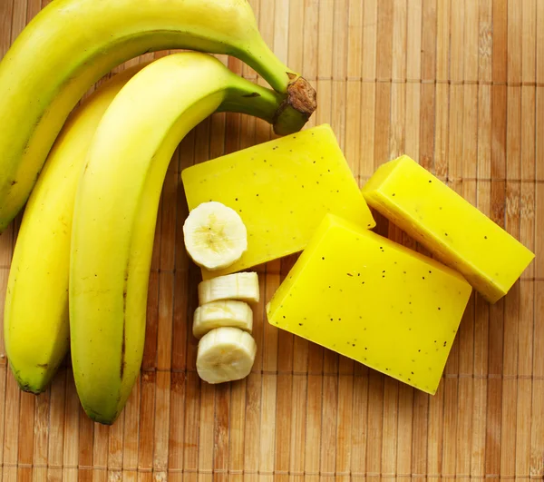 Κίτρινη μπανάνα και κίτρινο σαπούνι — Φωτογραφία Αρχείου