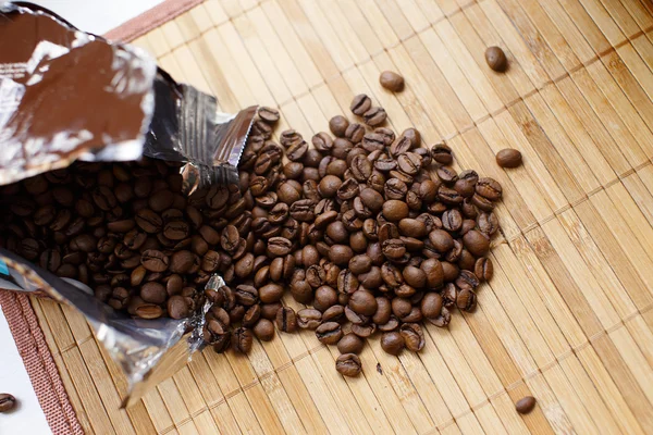 Geöffnete Rückseite von Kaffeebohnen — Stockfoto