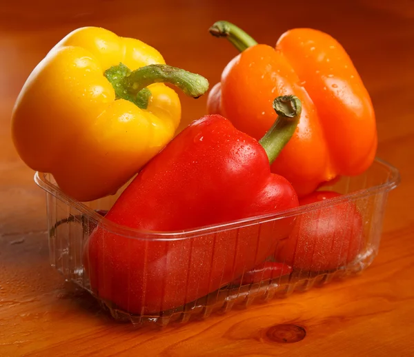 Tomates fraîches et craquelins de maïs croquants — Photo