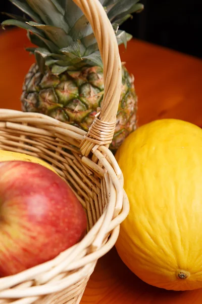 Frutas en canasta y sobre la mesa —  Fotos de Stock