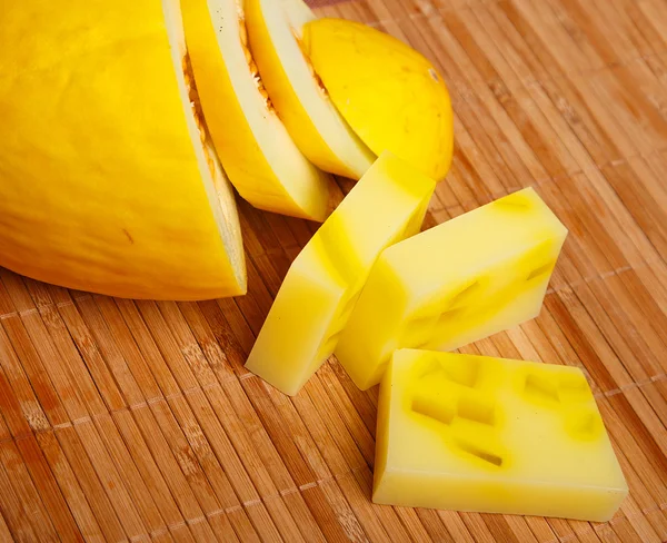 Composición amarilla de melón y jabón —  Fotos de Stock