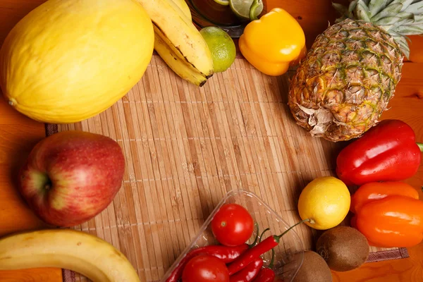 Verschiedene leckere Gemüse und Früchte — Stockfoto