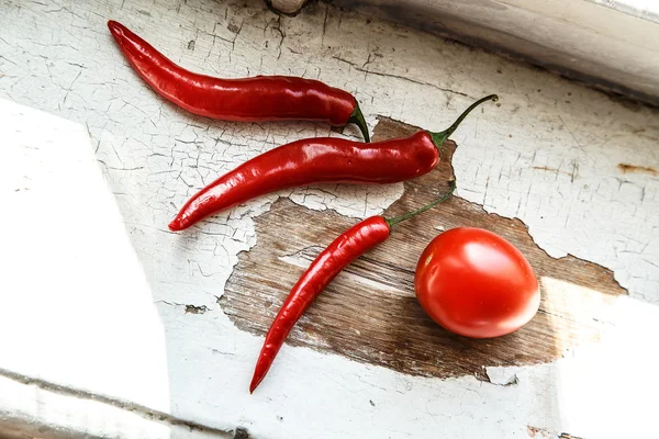 Rode samenstelling van chilipepers en tomatoe — Stockfoto