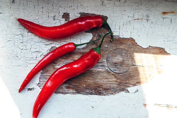 Paar rode chilipepers op tafel — Stockfoto