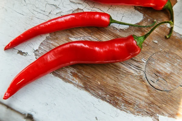 Chilipepers op houten tafel — Stockfoto