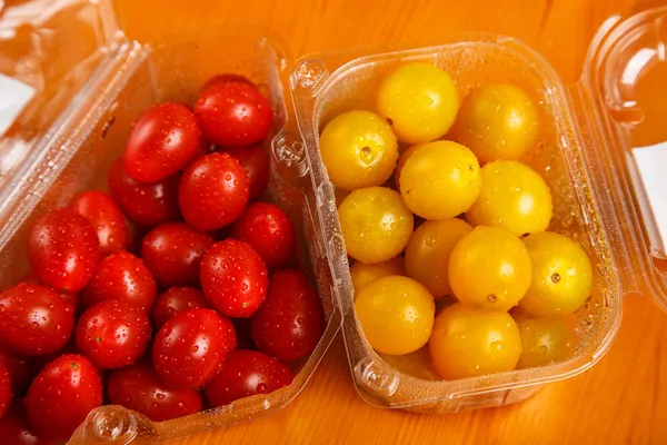 Rode en gele cherry tomaten in plastic verpakkingen — Stockfoto