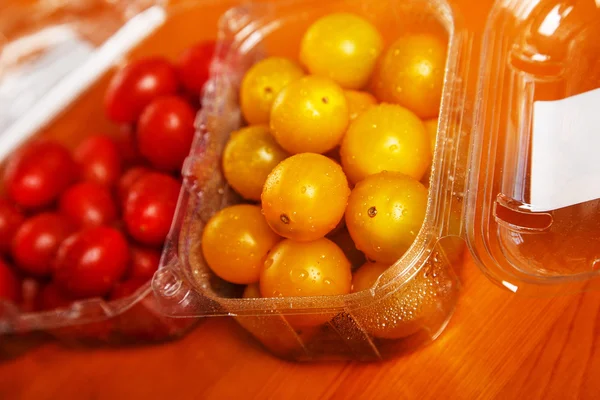 Žlutý cherry rajčata v nádobě z plastu — Stock fotografie