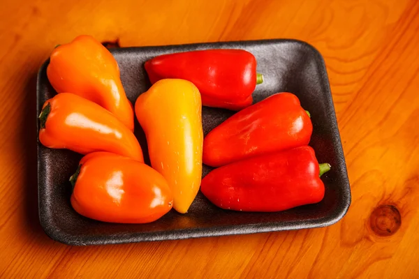 Zoete baby paprika's in de plastic lade — Stockfoto