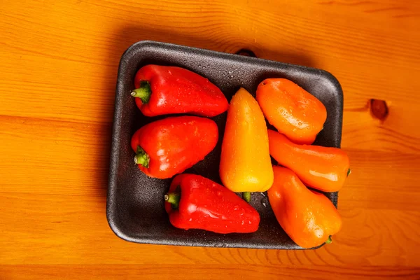 Wenige rote und gelbe süße Paprika — Stockfoto