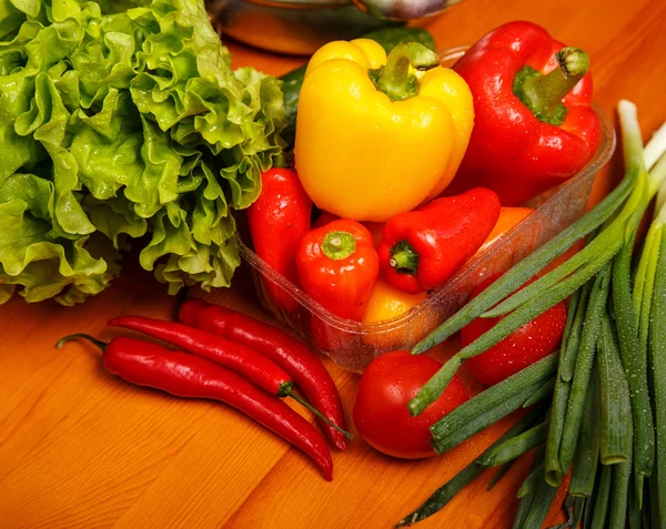 Fresh tomatoes and crunchy corn crackers — Stock Photo, Image