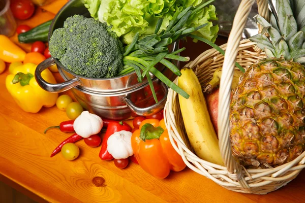 Verduras y frutas sobre la mesa — Foto de Stock