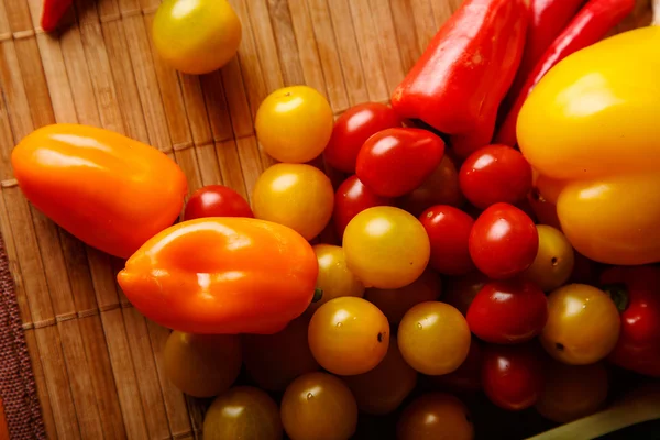 Rajčata a papriky na stůl — Stock fotografie