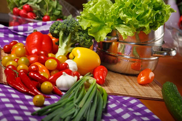 Comida caliente sobre la mesa — Foto de Stock