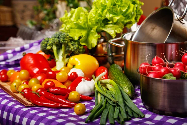 Comida quente na mesa — Fotografia de Stock