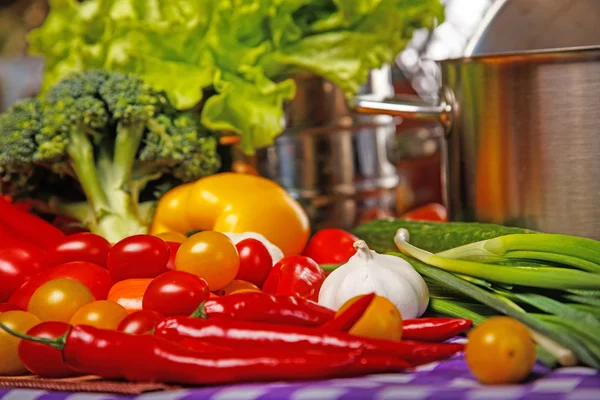 Comida caliente sobre la mesa — Foto de Stock